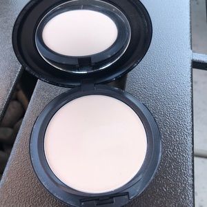 MAC Studio Fix Powder Plus foundation
